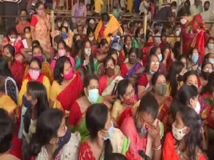 Kolkata: Devotees throng Dakshineswar temple on Kali Puja | Kolkata: Devotees throng Dakshineswar temple on Kali Puja Kolkata: Devotees throng Dakshineswar temple on Kali Puja | Kolkata: Devotees throng Dakshineswar temple on Kali Puja