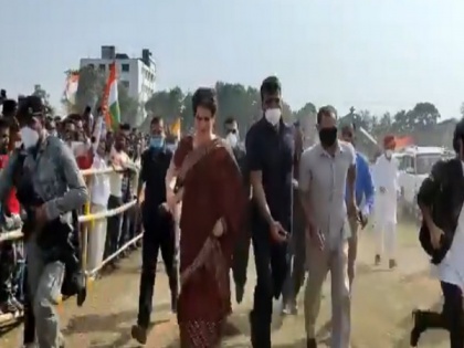 Getting late, Priyanka Gandhi runs to reach venue of rally in Assam's Tezpur | Getting late, Priyanka Gandhi runs to reach venue of rally in Assam's Tezpur