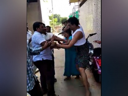 Andhra Pradesh: Duper attacks two men with knife in Nandyal town | Andhra Pradesh: Duper attacks two men with knife in Nandyal town