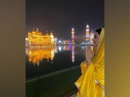 Kiara Advani seeks blessings at Amritsar's Golden Temple, shares pictures | Kiara Advani seeks blessings at Amritsar's Golden Temple, shares pictures Kiara Advani seeks blessings at Amritsar's Golden Temple, shares pictures | Kiara Advani seeks blessings at Amritsar's Golden Temple, shares pictures