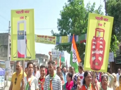 Uttarakhand Congress workers protest rising prices of petrol, diesel; offer sweets to people | Uttarakhand Congress workers protest rising prices of petrol, diesel; offer sweets to people