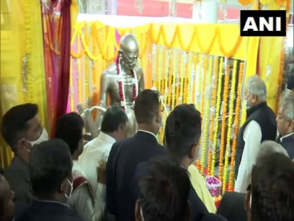 Bhupesh Baghel unveils statue of Mahatma Gandhi in Raipur | Bhupesh Baghel unveils statue of Mahatma Gandhi in Raipur