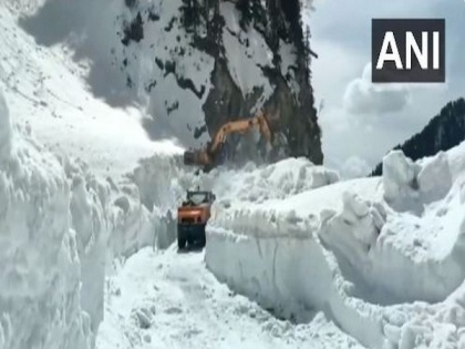 Two tourists stuck in snow rescued in Leh | Two tourists stuck in snow rescued in Leh