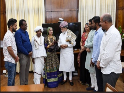 PM Modi meets Gujarati folk singer; says people like her inspire society | PM Modi meets Gujarati folk singer; says people like her inspire society