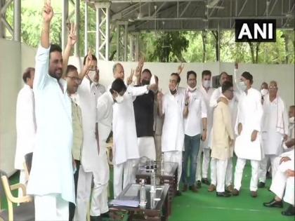 Rajasthan: Gehlot, Cong leaders flash victory sign after CLP meet | Rajasthan: Gehlot, Cong leaders flash victory sign after CLP meet