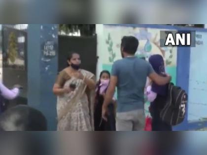 Hijab row: Arguments erupt between parents and teacher, students asked to take off hijab in Karnataka | Hijab row: Arguments erupt between parents and teacher, students asked to take off hijab in Karnataka Hijab row: Arguments erupt between parents and teacher, students asked to take off hijab in Karnataka | Hijab row: Arguments erupt between parents and teacher, students asked to take off hijab in Karnataka