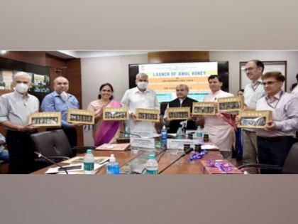 Union Agriculture Minister launches 'Amul Honey' | Union Agriculture Minister launches 'Amul Honey'