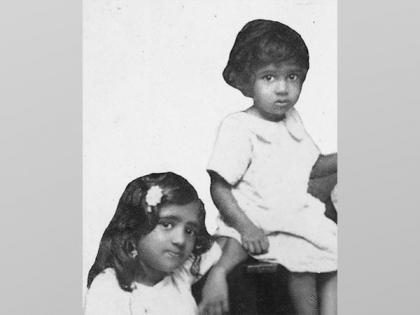 Asha Bhosle mourns Lata Mangeshkar's demise by sharing their childhood picture | Asha Bhosle mourns Lata Mangeshkar's demise by sharing their childhood picture