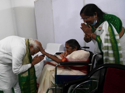 PM Modi meets family of freedom fighter Pasala Krishna Murthy in Andhra, seeks blessings | PM Modi meets family of freedom fighter Pasala Krishna Murthy in Andhra, seeks blessings