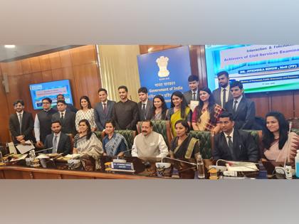 Union Minister Jitendra Singh interacts with top 20 rankers of Civil Services Exam 2021, felicitates them | Union Minister Jitendra Singh interacts with top 20 rankers of Civil Services Exam 2021, felicitates them