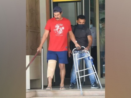 Randeep Hooda gets discharged from hospital post knee surgery | Randeep Hooda gets discharged from hospital post knee surgery