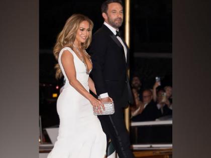 Jennifer Lopez dances besides Ben Affleck at Super Bowl 2022 | Jennifer Lopez dances besides Ben Affleck at Super Bowl 2022 Jennifer Lopez dances besides Ben Affleck at Super Bowl 2022 | Jennifer Lopez dances besides Ben Affleck at Super Bowl 2022