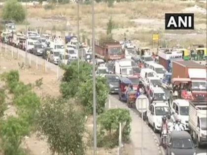 Vehicles crawl after Ghaziabad seals border with Delhi due to rise in COVID-19 cases | Vehicles crawl after Ghaziabad seals border with Delhi due to rise in COVID-19 cases
