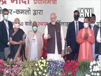 PM Modi inaugurates projects worth over Rs 9600 crore in UP's Gorakhpur | PM Modi inaugurates projects worth over Rs 9600 crore in UP's Gorakhpur