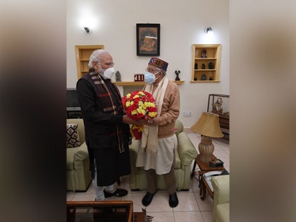 PM Modi meets Murli Manohar Joshi on his birthday, extends greeting | PM Modi meets Murli Manohar Joshi on his birthday, extends greeting