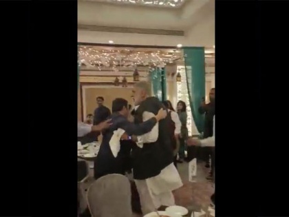 Scuffle breaks out between PTI, PPP supporters at hotel event in Pakistan | Scuffle breaks out between PTI, PPP supporters at hotel event in Pakistan