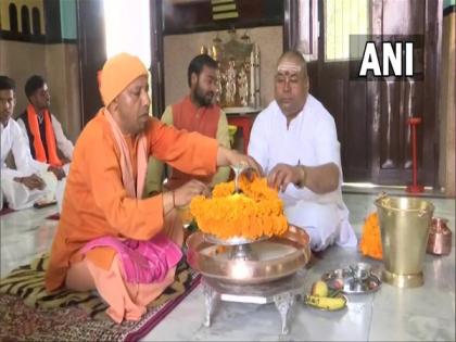 Maha Shivaratri: Yogi Adityanath offers prayers at Gorakhnath temple | Maha Shivaratri: Yogi Adityanath offers prayers at Gorakhnath temple