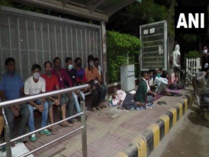 People in Gurugram queue up outside COVID vaccination camp for hours to get inoculated | People in Gurugram queue up outside COVID vaccination camp for hours to get inoculated