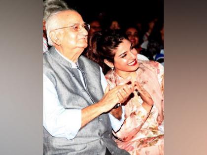 Raveena Tandon mourns the demise of her father, performs last rites | Raveena Tandon mourns the demise of her father, performs last rites Raveena Tandon mourns the demise of her father, performs last rites | Raveena Tandon mourns the demise of her father, performs last rites