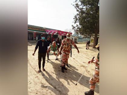 UP polls: ITBP personnel help differently-abled, elderly cast votes | UP polls: ITBP personnel help differently-abled, elderly cast votes