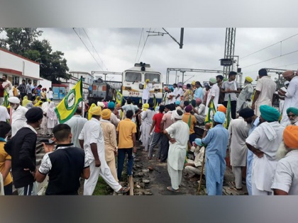 Samyukt Kisan Morcha hold 'rail roko' stir across Punjab over MSP issue | Samyukt Kisan Morcha hold 'rail roko' stir across Punjab over MSP issue