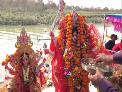 Immersion of idols of Goddess Durga takes place in Ayodhya, sans procession | Immersion of idols of Goddess Durga takes place in Ayodhya, sans procession