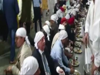 Heads of Foreign Missions in India partake 'langar' at Golden Temple | Heads of Foreign Missions in India partake 'langar' at Golden Temple