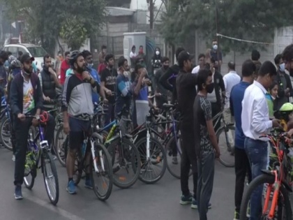 Cycle rally organised in Vadodara to spread voter awareness, promote fitness | Cycle rally organised in Vadodara to spread voter awareness, promote fitness