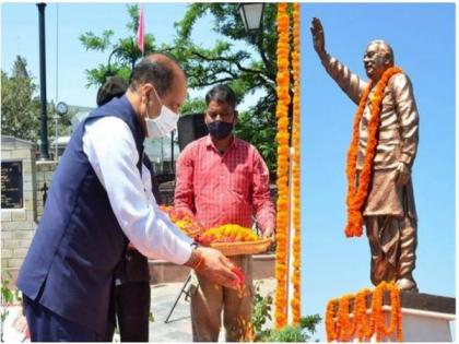 Himachal Pradesh CM pays floral tributes to Atal Bihari Vajpayee on his death anniversary | Himachal Pradesh CM pays floral tributes to Atal Bihari Vajpayee on his death anniversary