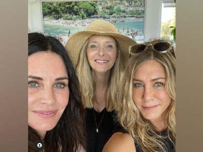 'Friends' co-stars Jennifer Aniston, Courteney Cox, Lisa Kudrow reunite on US Independence Day | 'Friends' co-stars Jennifer Aniston, Courteney Cox, Lisa Kudrow reunite on US Independence Day