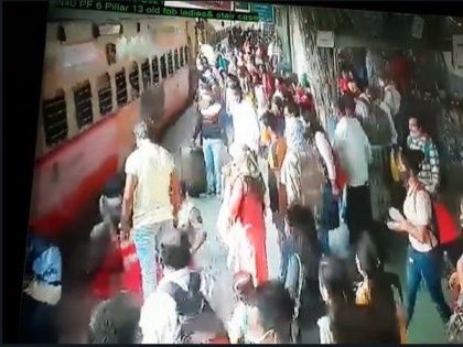 Security personnel save woman from falling on tracks at Thane railway station | Security personnel save woman from falling on tracks at Thane railway station