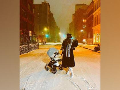 Gigi Hadid takes daughter on her first snow walk | Gigi Hadid takes daughter on her first snow walk