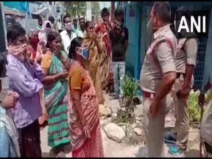 Villagers in Andhra Pradesh's Guntur protest against opening of liquor store | Villagers in Andhra Pradesh's Guntur protest against opening of liquor store