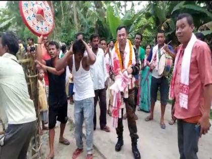 Army jawan who retires after 26 years in service receives grand welcome in Assam | Army jawan who retires after 26 years in service receives grand welcome in Assam