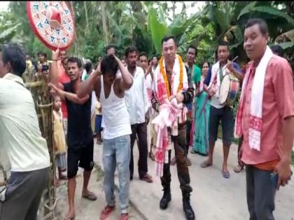 Army jawan who retires after 26 years in service receives grand welcome in Assam | Army jawan who retires after 26 years in service receives grand welcome in Assam Army jawan who retires after 26 years in service receives grand welcome in Assam | Army jawan who retires after 26 years in service receives grand welcome in Assam