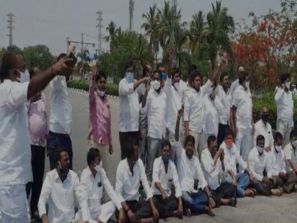 Land grabbing allegation: Etela Rajender's supporters stage protest in Telangana | Land grabbing allegation: Etela Rajender's supporters stage protest in Telangana