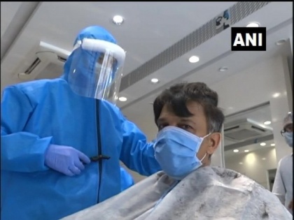 Workers at Salon in Gujarat's Kheda wear PPE kits while giving haircuts | Workers at Salon in Gujarat's Kheda wear PPE kits while giving haircuts
