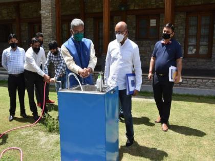 Uttarakhand: Scientist gives demo of handwashing machine to CM | Uttarakhand: Scientist gives demo of handwashing machine to CM