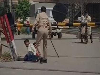 Cop suspended in UP's Hapur for beating labourers, making them roll on road | Cop suspended in UP's Hapur for beating labourers, making them roll on road