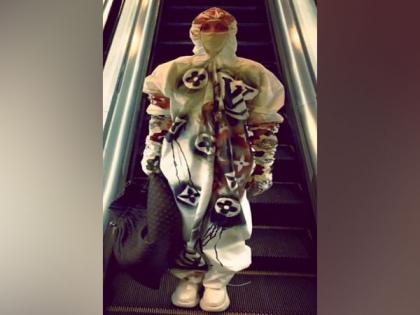 Singer Erykah Badu rocks funky spray painted hazmat suit | Singer Erykah Badu rocks funky spray painted hazmat suit Singer Erykah Badu rocks funky spray painted hazmat suit | Singer Erykah Badu rocks funky spray painted hazmat suit