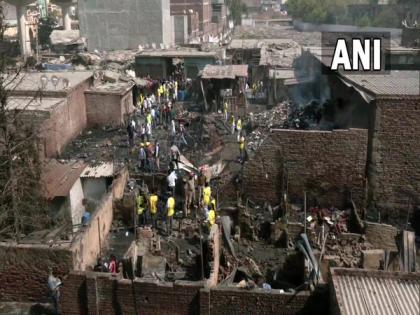 Delhi fire: Forensics team rushed to spot to conduct tests | Delhi fire: Forensics team rushed to spot to conduct tests