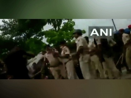 Cops injured in clash with locals in Bihar's Muzaffarpur | Cops injured in clash with locals in Bihar's Muzaffarpur