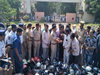 Hyderabad: Shop owners take oath not to sell fake helmets | Hyderabad: Shop owners take oath not to sell fake helmets