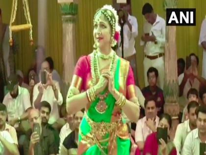 Hema Malini mourns demise of eminent dance critic Sunil Kothari | Hema Malini mourns demise of eminent dance critic Sunil Kothari Hema Malini mourns demise of eminent dance critic Sunil Kothari | Hema Malini mourns demise of eminent dance critic Sunil Kothari