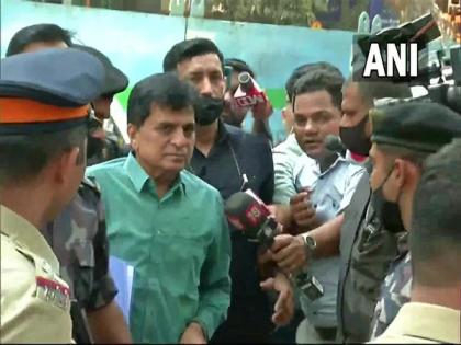 Maharashtra Hanuman Chalisa row: BJP leader Kirit Somaiya reaches Khar Police Station to register FIR | Maharashtra Hanuman Chalisa row: BJP leader Kirit Somaiya reaches Khar Police Station to register FIR