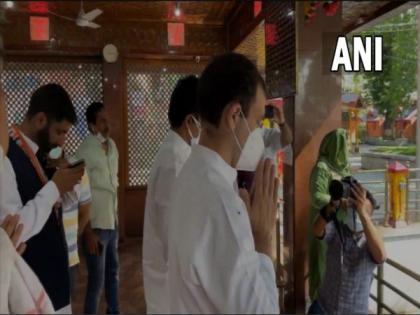 Rahul Gandhi offers prayers at Kheer Bhawani temple in J-K | Rahul Gandhi offers prayers at Kheer Bhawani temple in J-K