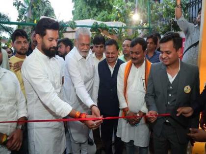 India's Biggest Mango Festival hosted in Delhi by senior journalist Ramesh Awasthi | India's Biggest Mango Festival hosted in Delhi by senior journalist Ramesh Awasthi