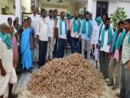 Farmers dump turmeric produce outside BJP MP Arvind's residence | Farmers dump turmeric produce outside BJP MP Arvind's residence