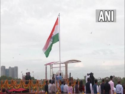 PM Modi inspects Guard of Honour, hoists national flag at Red Fort | PM Modi inspects Guard of Honour, hoists national flag at Red Fort