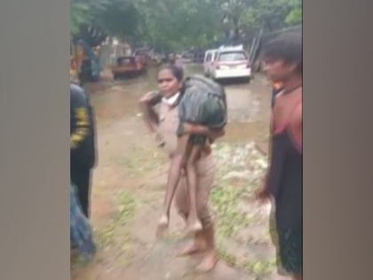 Chennai inspector carries unconscious man on her shoulder for prompt medical attention | Chennai inspector carries unconscious man on her shoulder for prompt medical attention